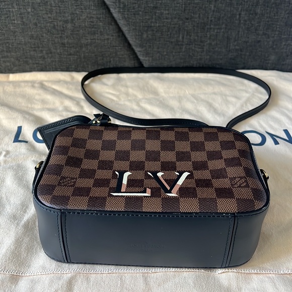 Louis Vuitton Limited Edition cross body bag - Picture 15 of 17